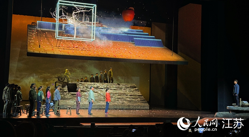 靳東主演話劇《溫暖的味道》在南京上演